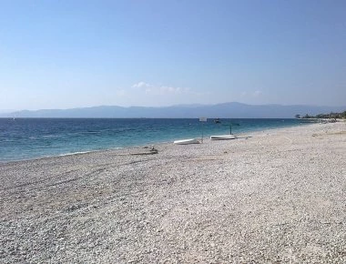 22 ακατάλληλες παραλίες στην Αττική